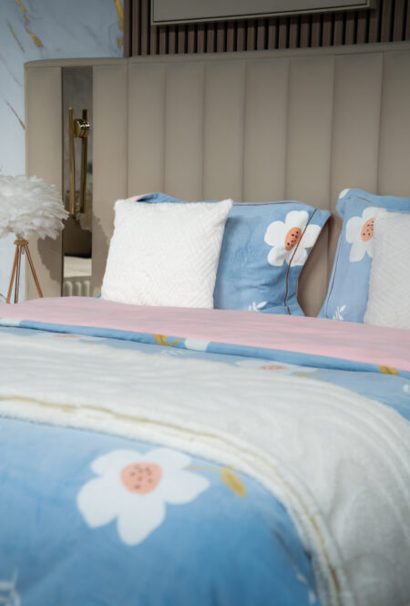 Bleu clair avec petites fleurs blanches