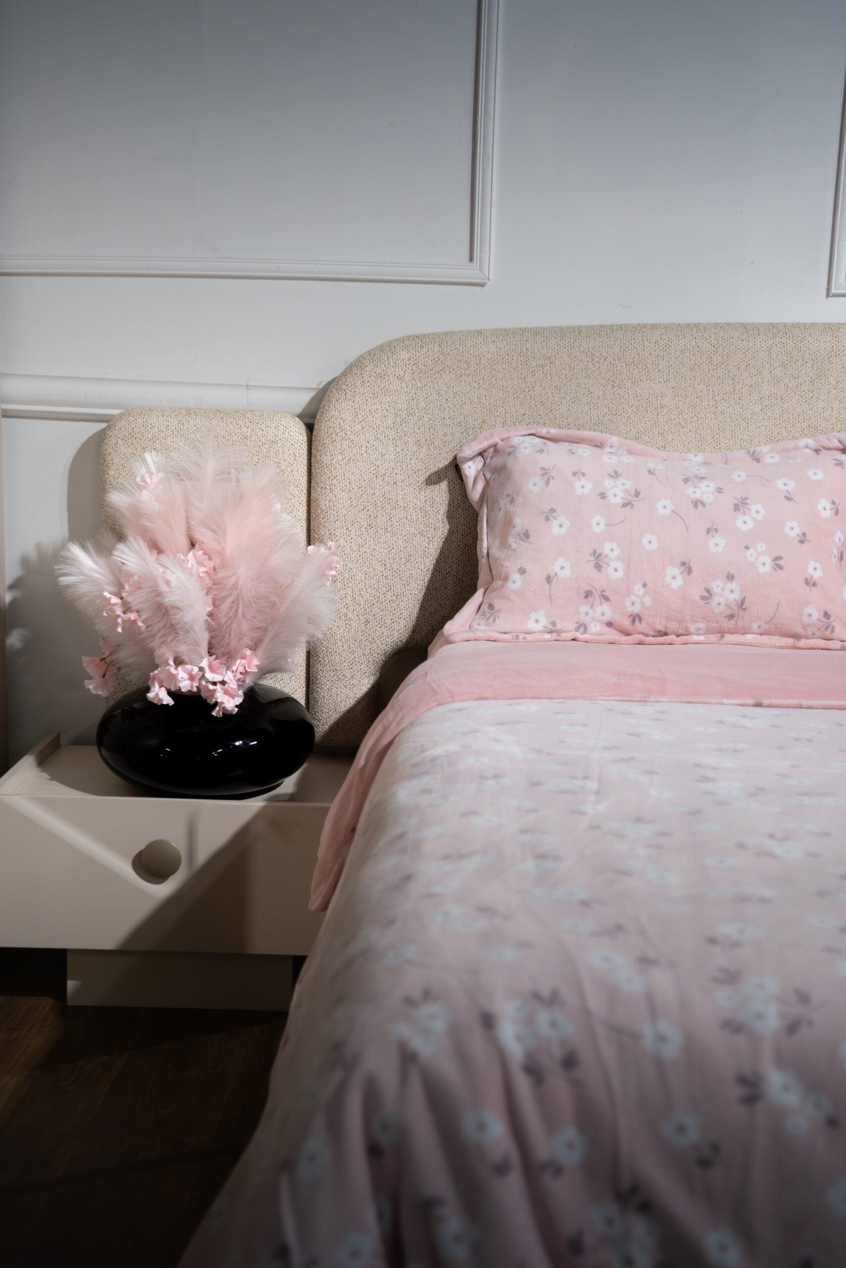 Rose pâle avec petites fleurs blanches et gris - Image 4