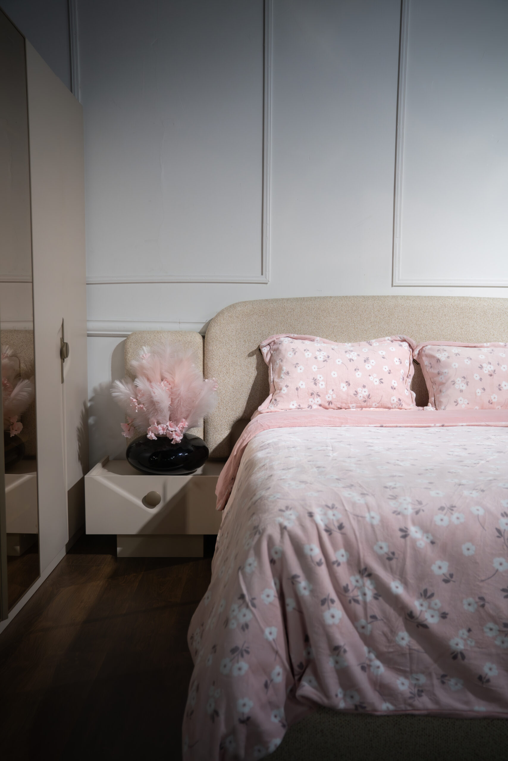 Rose pâle avec petites fleurs blanches et gris