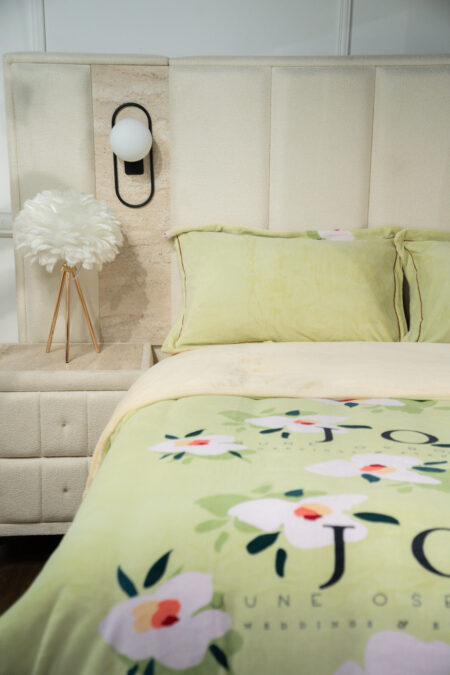 Vert clair avec fleurs blanches, touches de rose et vert foncé