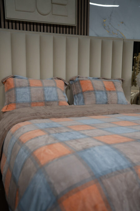 Carreaux orange, bleu clair et beige