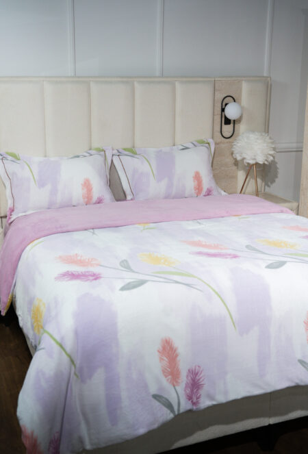 Blanc cassé avec motifs de roses pastel (rose pâle, jaune, vert clair)