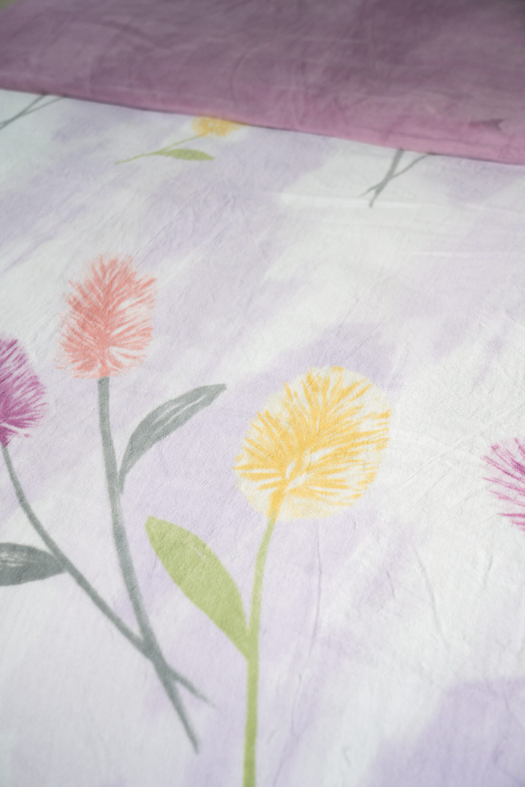 Blanc cassé avec motifs de roses pastel (rose pâle, jaune, vert clair) - Image 5