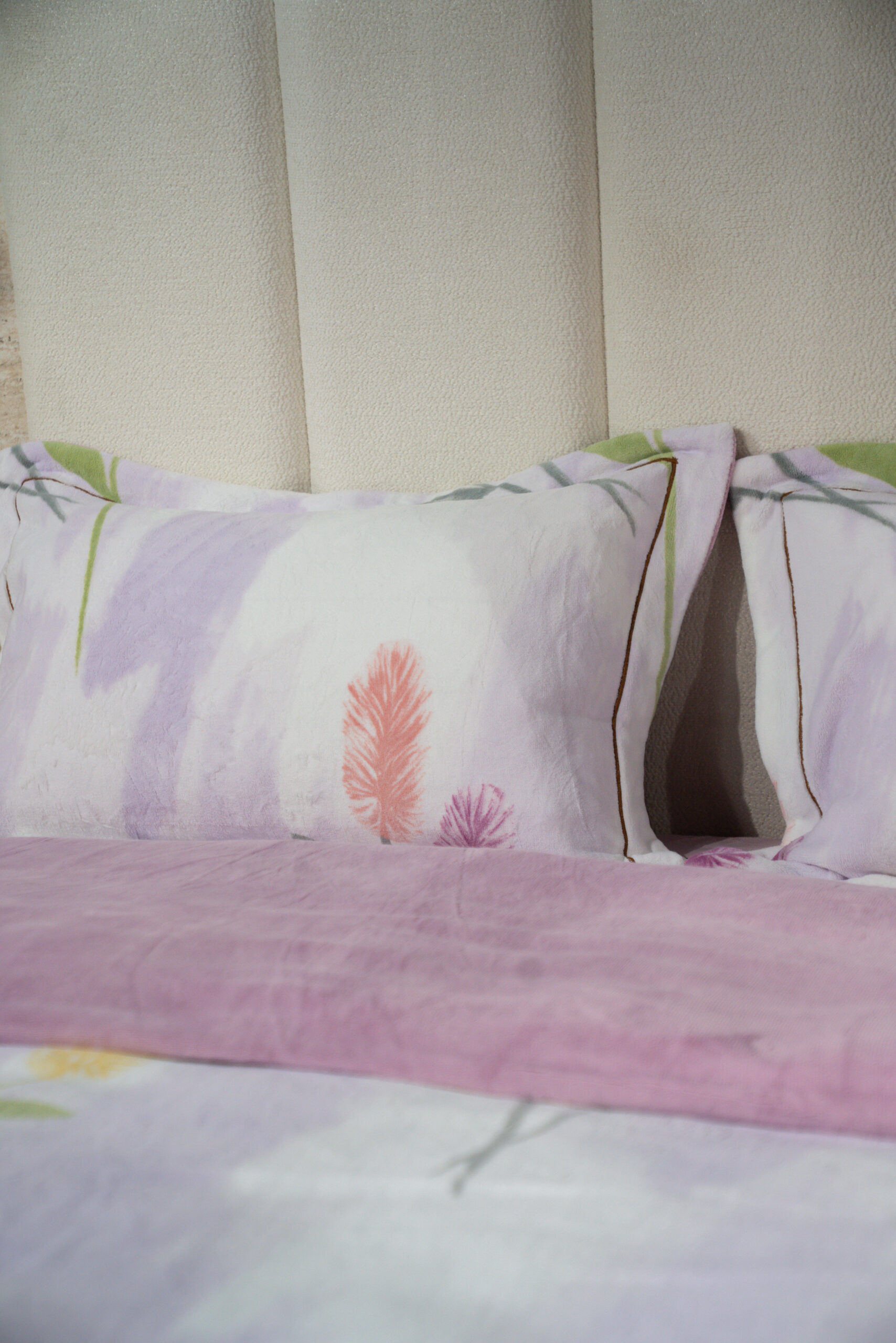 Blanc cassé avec motifs de roses pastel (rose pâle, jaune, vert clair) - Image 2