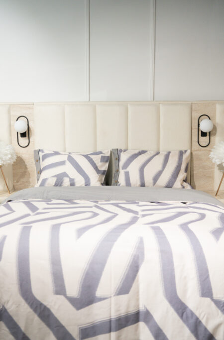 Blanc avec motifs géométriques gris (grosses lignes style zèbre/graphique)